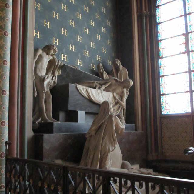 Resurrection shown in tbe statues of a Notre-Dame alcove