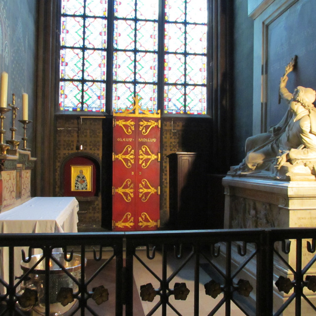An altar and statue in a Notre-Dame alcove